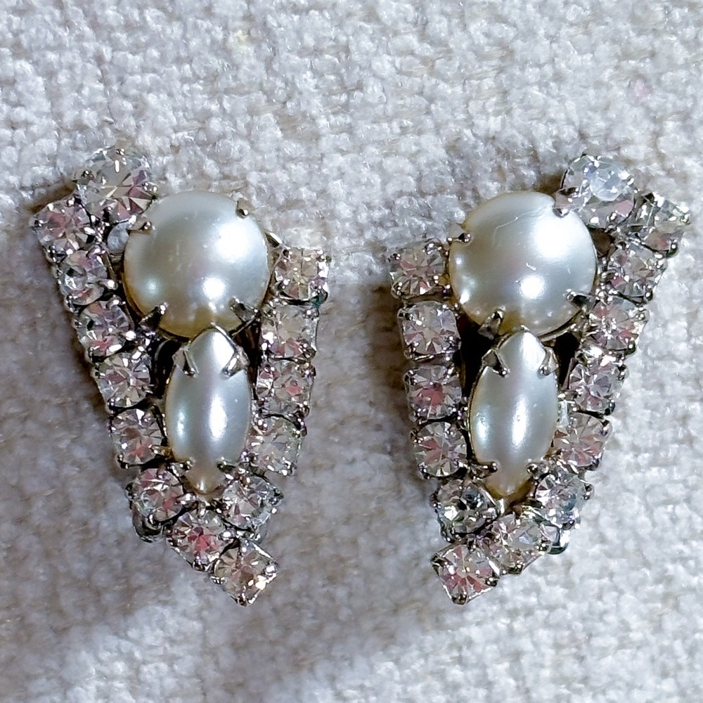 💕 2/$30 Vintage Faux Pearl & Rhinestone Clip Earrings | Silver Tone